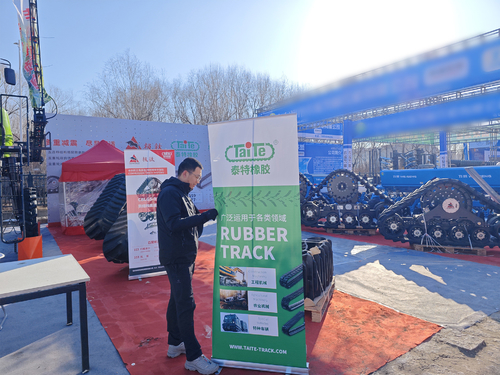 Últimas noticias de la empresa sobre Taite Rubber muestra toda la gama de sistemas de pista en la Expo de Maquinaria Agrícola de Heilongjiang 2025
