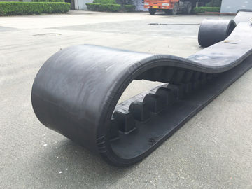 Un buen precio. El caucho durable de la pavimentadora del asfalto del CAT sigue menos daño a la superficie de tierra en línea