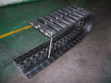 Un buen precio. El equipo pesado dividió las pistas 450x110 del caucho en segmentos con la longitud flexible para el vehículo militar en línea